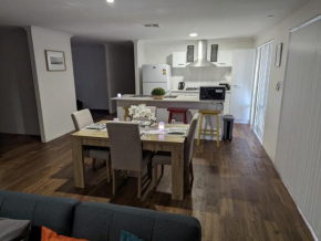 4 Bedroom Wandina Home - 5 TVs & Close to Shopping Centre